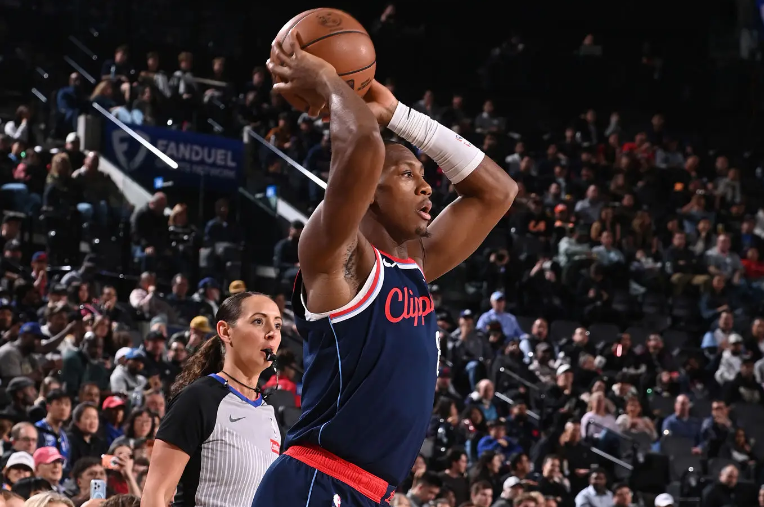 开云体育官网-近段时间进攻效率下滑，快船后场大闸这方面的表现有些令人担心？