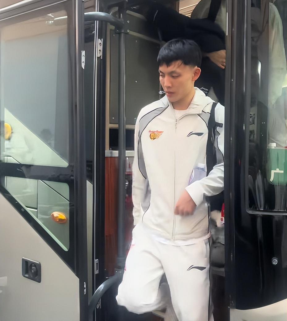 开云体育官网-刚下车就开练！战上海3条件对广东不利，粤媒支招杜锋：学深圳